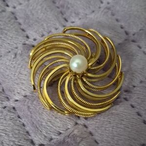 Elegant Gold Swirl Brooch with Pearl Accent